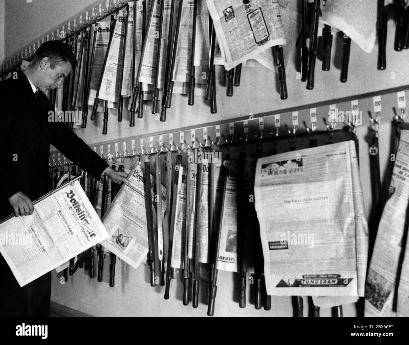 Read reading newspapers Black and White Stock Photos