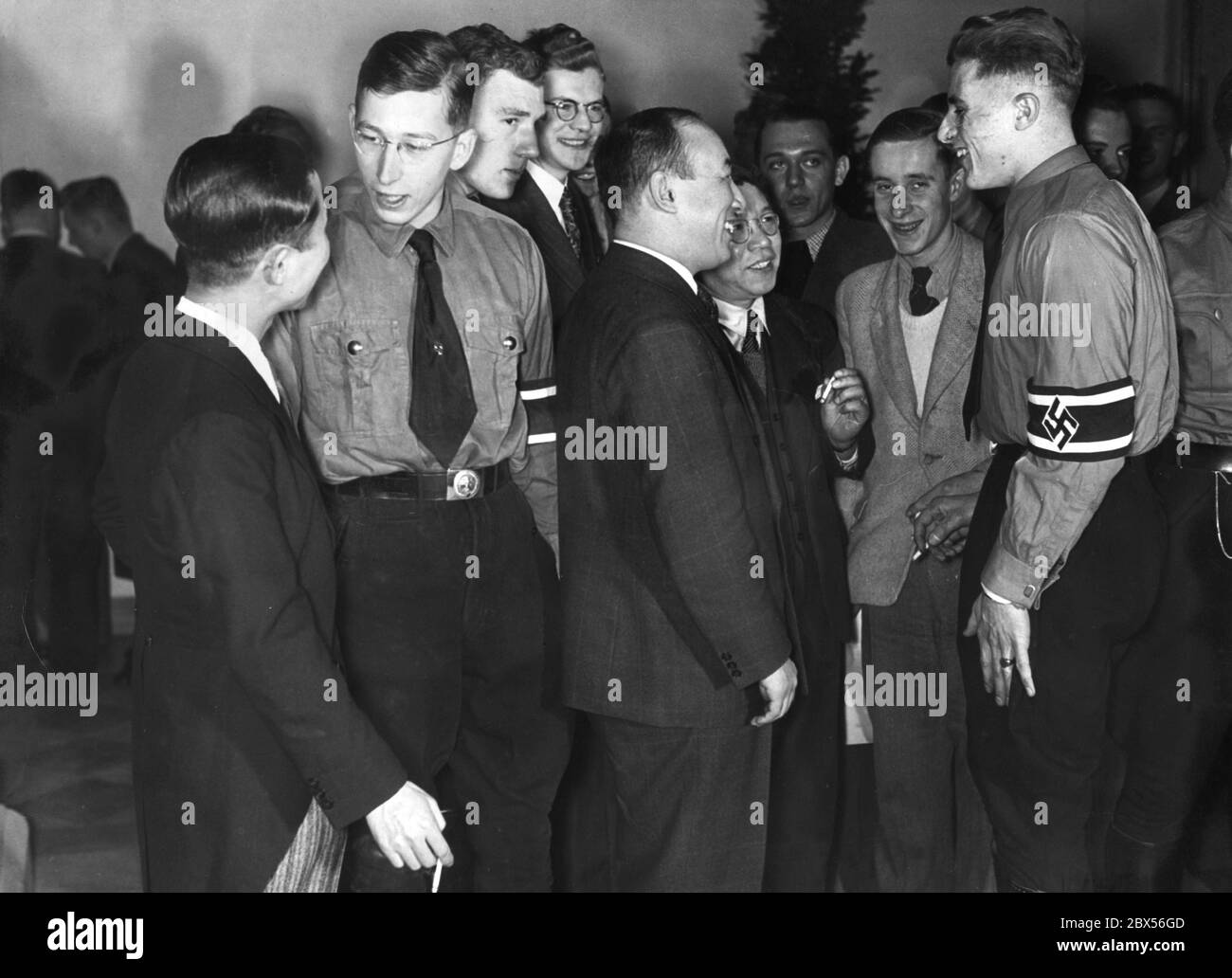German and Japanese students in conversation after the announcement of the first German-Japanese Leistungskampf (achievement competition) in the Old Assembly Hall of the Berlin University. Stock Photo