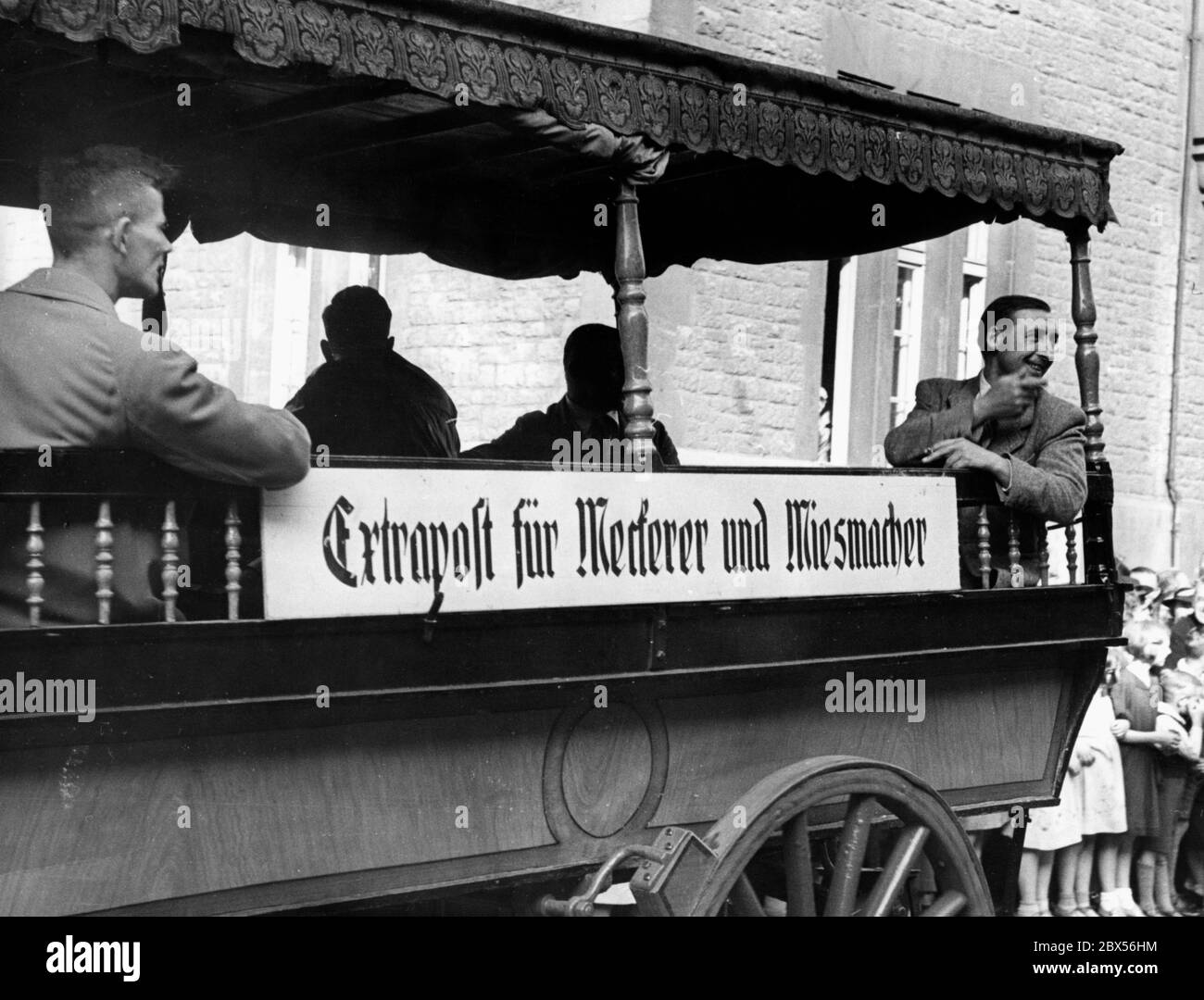 Cart of the procession of the Britzer Rosenfest (Britz Rose Festival) with the slogan 'Special mail coach for complainers and defeatists'. Stock Photo