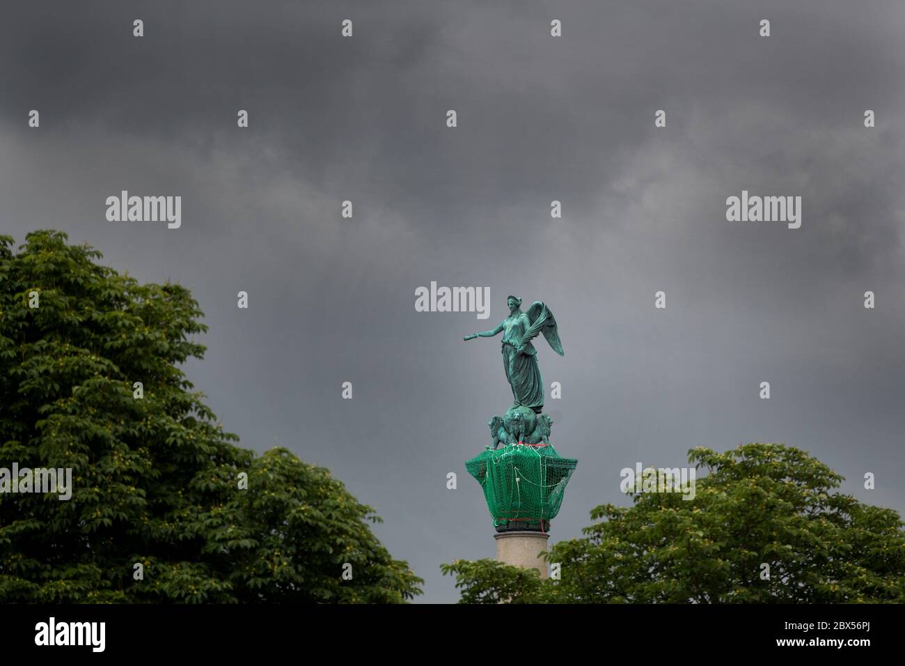 05 June 2020, Baden-Wuerttemberg, Stuttgart: Black clouds can be seen in the sky behind the statue of the Roman goddess Concordia, who is enthroned on the Jubilee Column in the Castle Square. Photo: Tom Weller/dpa Stock Photo