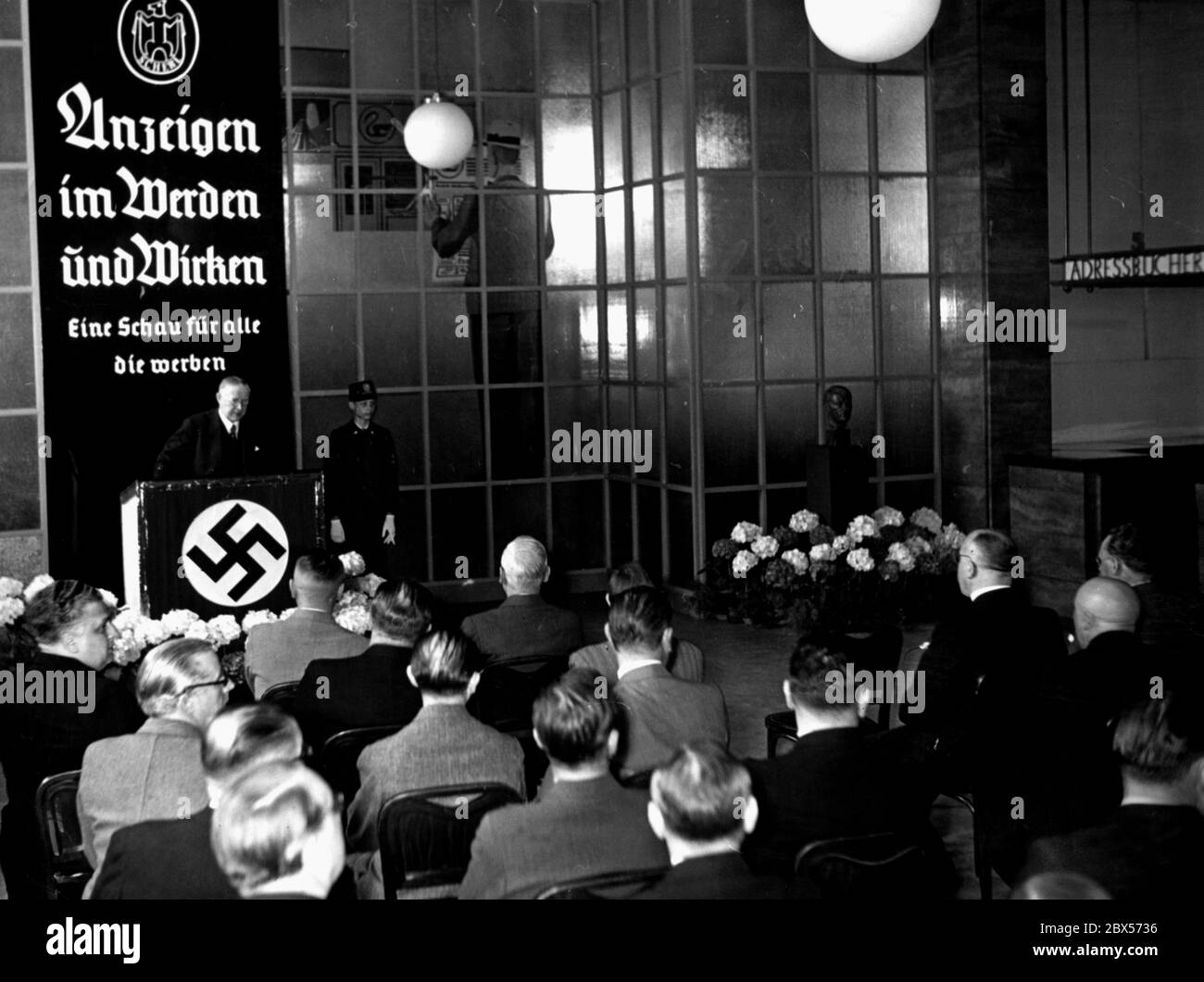 The general director of the Scherl-Verlag Ludwig Klitzsch gives the opening speech at the exhibition 'Anzeigen im Werden und Werken, eine Schau fuer alle, die werben', which takes place in the new reading room of the Scherl publishing house (Scherlhaus). Stock Photo