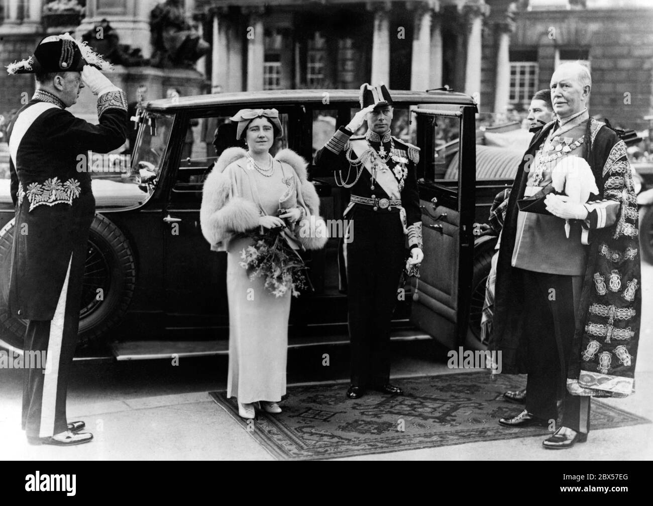 King George VI and Queen Elizabeth on their arrival at the City Hall in Belfast. Stock Photo