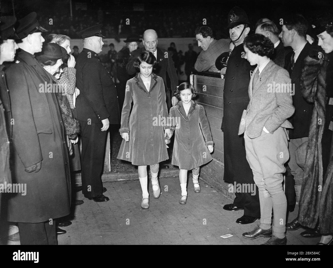 Elizabeth II and her sister Margaret Rose (right) on their way to the award ceremony of the National Pony Show in the Agricultural Hall in Islington, London Stock Photo