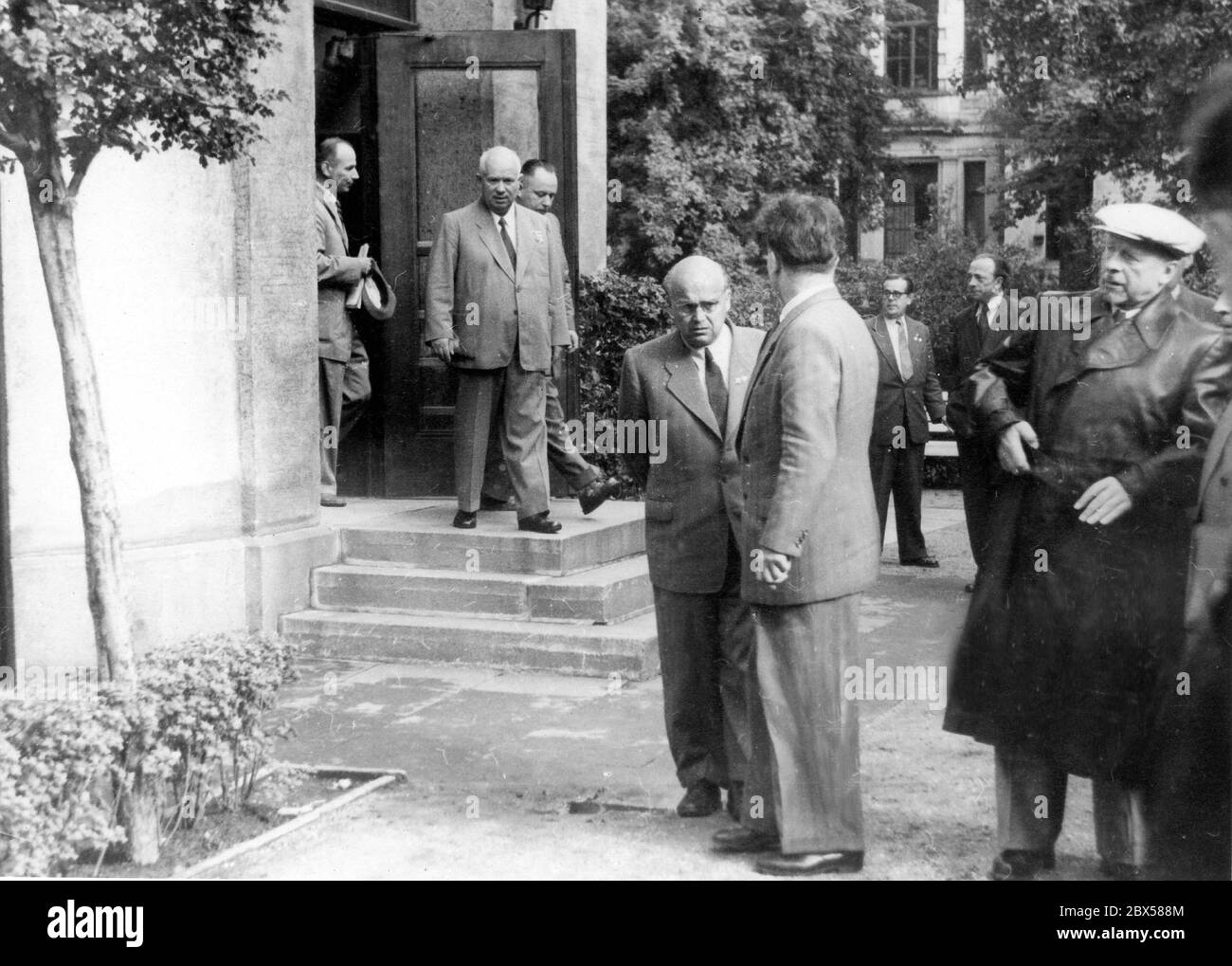 Nikita Sergeyevich Khrushchev - (* 1894 - 1971) - Visit of the Soviet party leader in East Germany in 1958, Khrushchev steps out of the guest house of the GDR government in Leipzig, front right with leather coat and flat cap SED leader Walter Ulbricht, in the center of the image, the head of the Personal Protection of the GDR State Security Lieutenant General Franz Gold. Stock Photo
