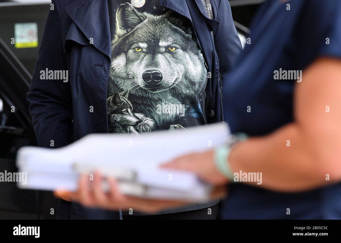 Erfurt, Germany. 05th June, 2020. The chairwoman of the Petitions Committee of the State Parliament, Müller, holds more than 10,450 signatures for the petition 'Against the shooting down of the 1st she-wolf of Thuringia'. The conservationists emphasize that not all alternatives to shooting down the Ohrdrufe she-wolf have been exhausted yet. The Ministry of the Environment had obtained a permit for the shooting from the highest nature conservation authority of the state. Credit: Martin Schutt/dpa-Zentralbild/dpa/Alamy Live News Stock Photo