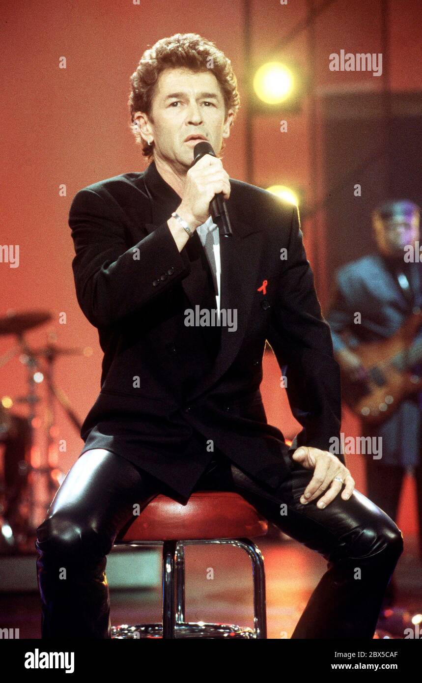 Sänger PETER MAFFAY bei einem Auftritt in der Sendung WETTEN, DASS . . . ?, Deustchland 1999. Singer PETER MAFFAY at an appearance in the show WETTEN, DASS . . ?, Germany 1999. Stock Photo