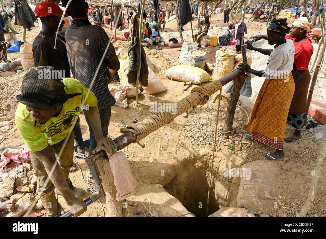 MALI, Kayes, Sadiola, artisanal gold mining at Camp SIRIMANA, winch to lift up the soil / Klein-Goldbergbau Stock Photo