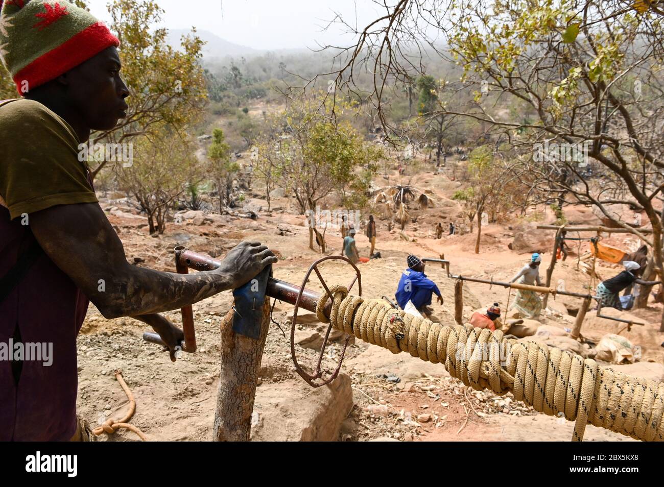 MALI, Kayes, Sadiola, artisanal gold mining at Camp SIRIMANA, winch to lift up the soil / Klein-Goldbergbau Stock Photo