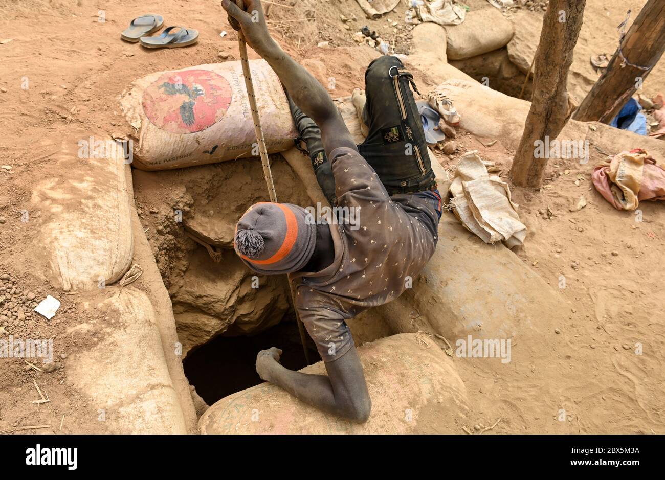 MALI, Kayes, Sadiola, artisanal gold mining at Camp SIRIMANA, winch to lift up the soil / Klein-Goldbergbau Stock Photo