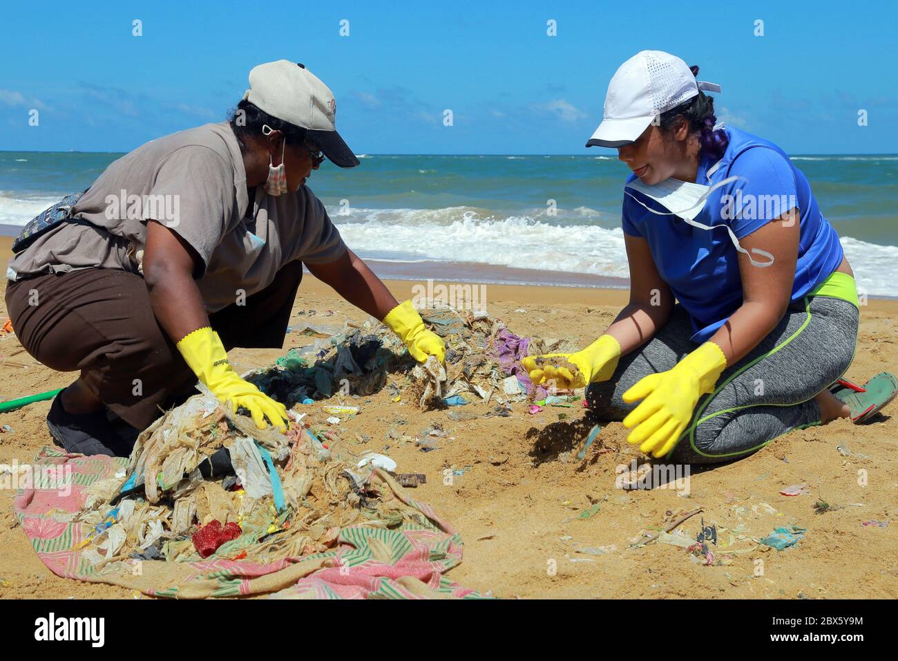 Colombo, Sri Lanka. 5th June, 2020. Volunteers pick up garbage at the Mount Lavinia beach on World Environment Day in Colombo, capital of Sri Lanka, June 5, 2020. Credit: Ajith Perera/Xinhua/Alamy Live News Stock Photo