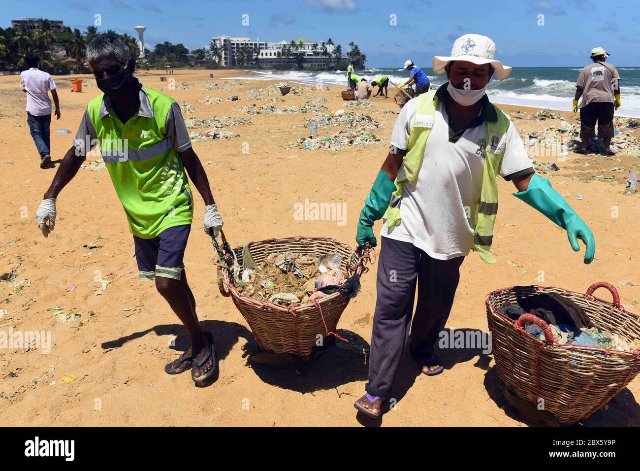 Colombo, Sri Lanka. 5th June, 2020. Volunteers pick up garbage at the Mount Lavinia beach on World Environment Day in Colombo, capital of Sri Lanka, June 5, 2020. Credit: Gayan Sameera/Xinhua/Alamy Live News Stock Photo