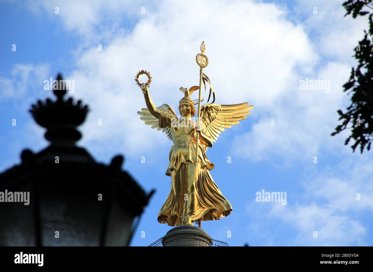 Siegessäule mit goldener Viktoria 'Goldelse' in Berlin-Tiergarten, Großer Stern, Straße des 17. Juni Stock Photo