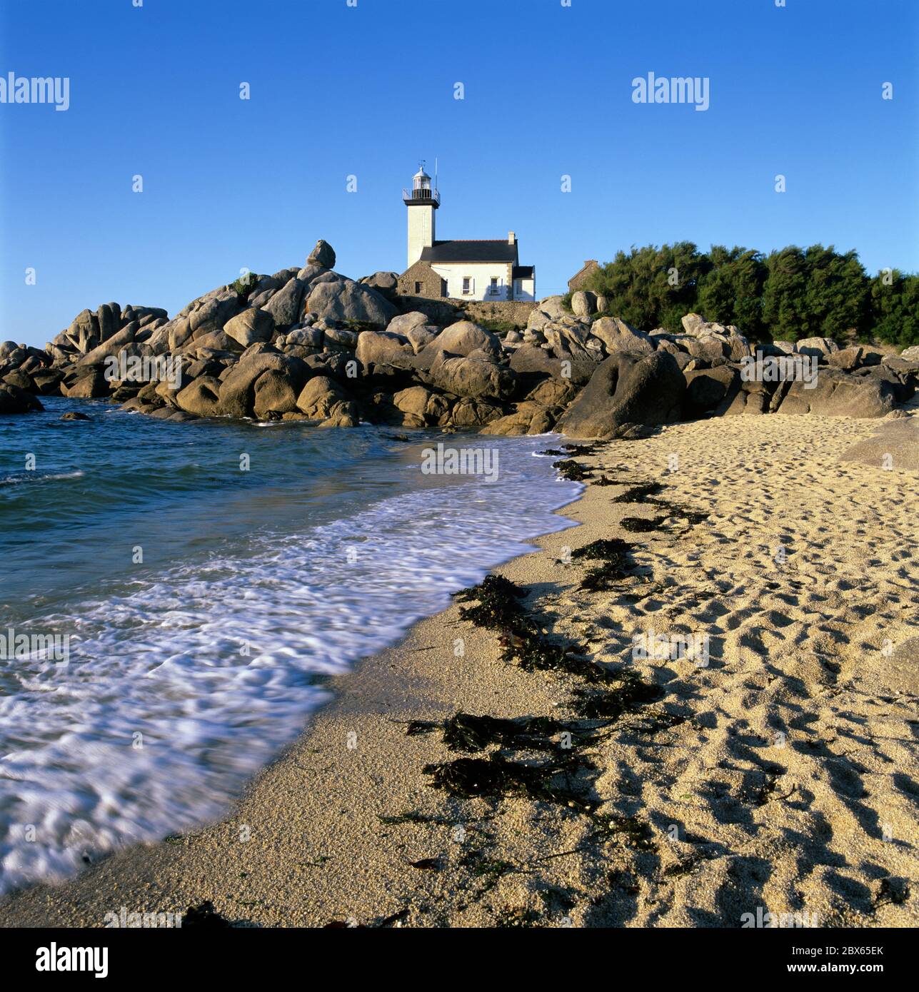 View along sandy beach and Pointe de Pontusval Lighthouse, Brignogan Plage, Finistere, Brittany, France Stock Photo