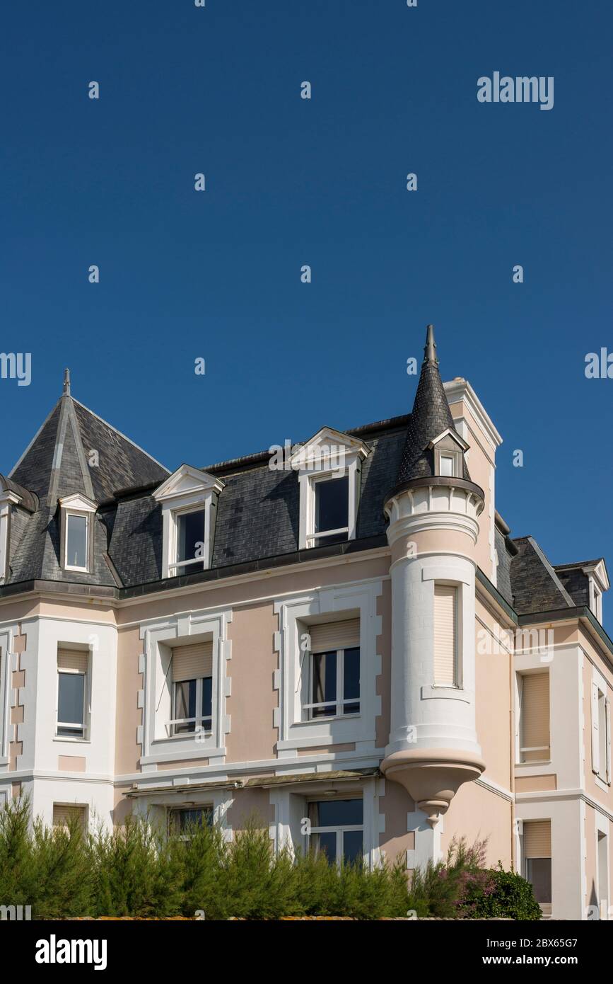 Attractive period property along promenade at seafront, Saint Malo, Brittany, France Stock Photo