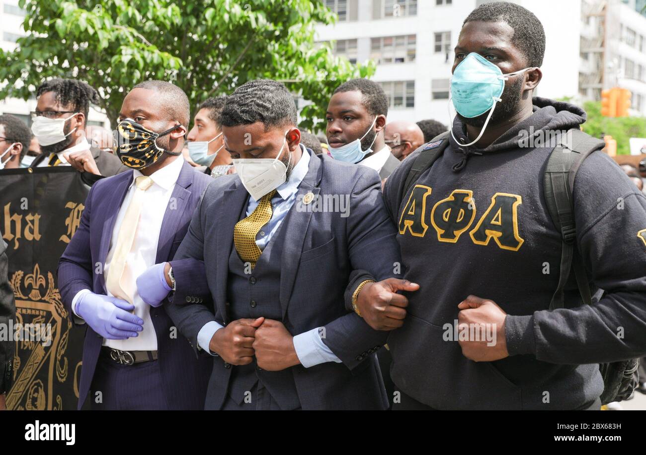 Brooklyn, NY, USA. 4th June, 2020. Protestors out and about for George Floyd Memorial Service Followed by Black Lives Matter Protest March Across Brooklyn Bridge, Brooklyn, NY June 4, 2020. Credit: CJ Rivera/Everett Collection/Alamy Live News Stock Photo