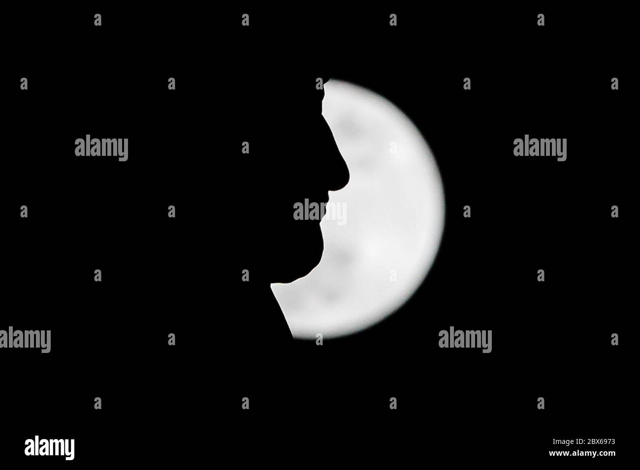 Manila Philippines 5th June 2020 A Statue Is Silhouetted Against A Full Moon In Manila The Philippines On June 5 2020 Credit Rouelle Umali Xinhua Alamy Live News Stock Photo Alamy