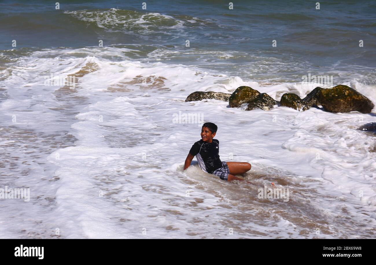 Colombo, western province, Sri Lanka. 5th June, 2020. A Little boy having  fun in sea waves at Mount Lavinia beach in Colombo, Sri Lanka, June 5,  2020. Credit: Pradeep Dambarage/ZUMA Wire/Alamy Live