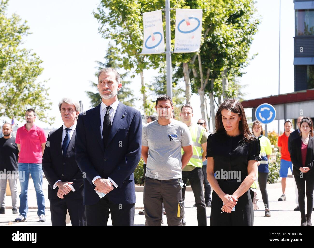 Coslada, Spain. 5th June, 2020. ***NO SPAIN*** King Felipe VI of Spain, Queen Letizia of Spain take a moment of silence for victims of COVID-19 as they visit the Coslada Transport Center on June 5, 2020 in Coslada, Spain. Credit: Jimmy Olsen/Media Punch/Alamy Live News Stock Photo
