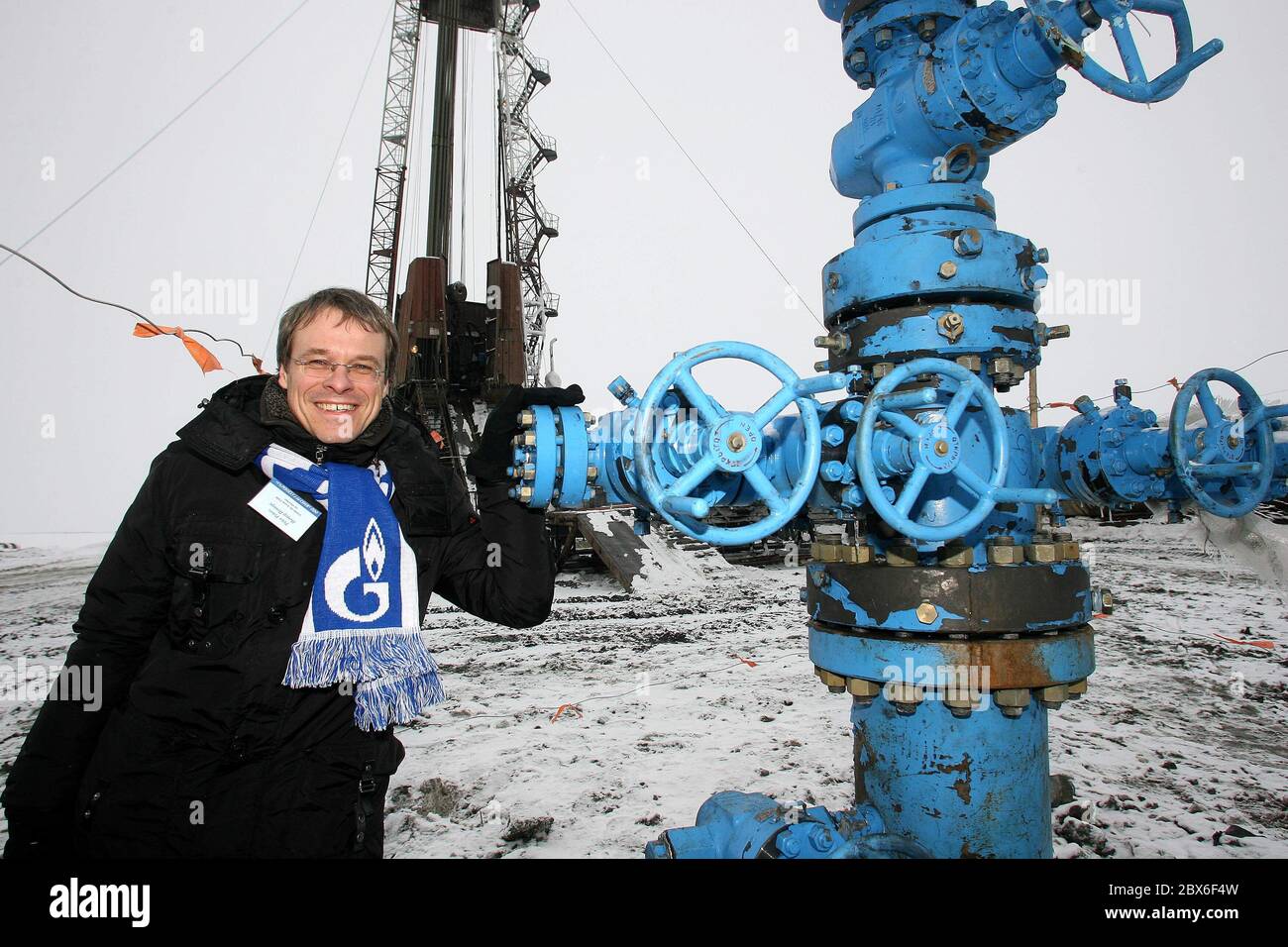 firo Football: 23.03.2007 1.Bundesliga, season 2006/2007 Russia, Russia trip FC Schalke o4 trip at the invitation of sponsor GAZPROM to Moscow, Siberia, St. Petersburg Peter PETERS in front of borehole no. 922, Bohrturm, JAMBURG our general terms and conditions apply, can be viewed at www.firosportphoto.de copyright by firo sportphoto: Pfefferackerstr. 2a 45894 Gelsenkirchen www.firosportphoto.de mail@firosportphoto.de (Volksbank Bochum-Witten) Bank code: 430 601 29 Kt.Nr .: 341 117 100 Tel: 0209 - 9304402 Fax: 0209 - 9304443 | usage worldwide Stock Photo