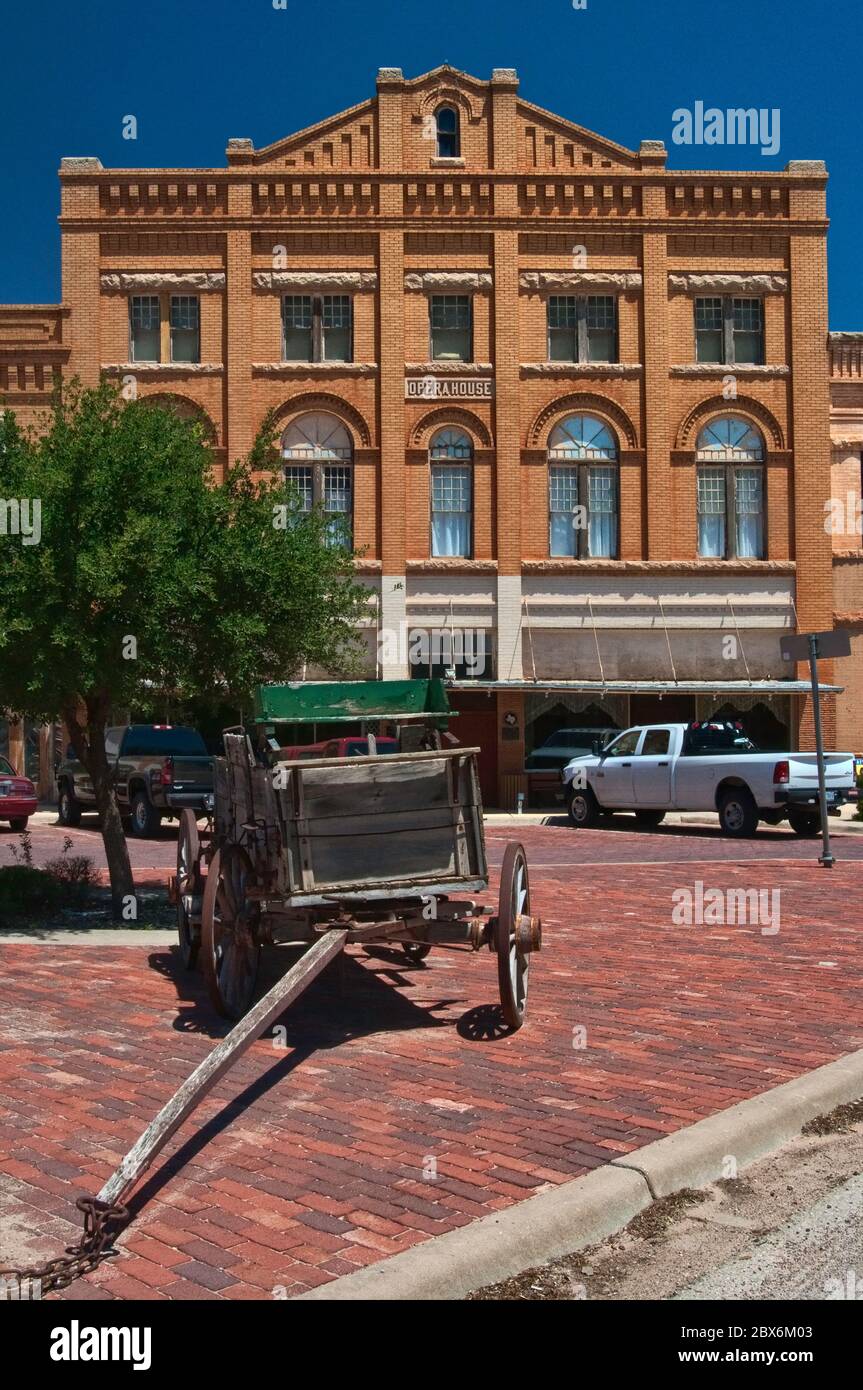 Old wagon in front of Opera House, built in 1907, Anson, Panhandle Plains region, Texas, USA Stock Photo