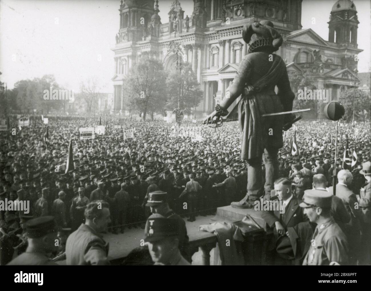 NSBO rally in Berlin's Lustgarten Heinrich Hoffmann Photographs 1933 ...