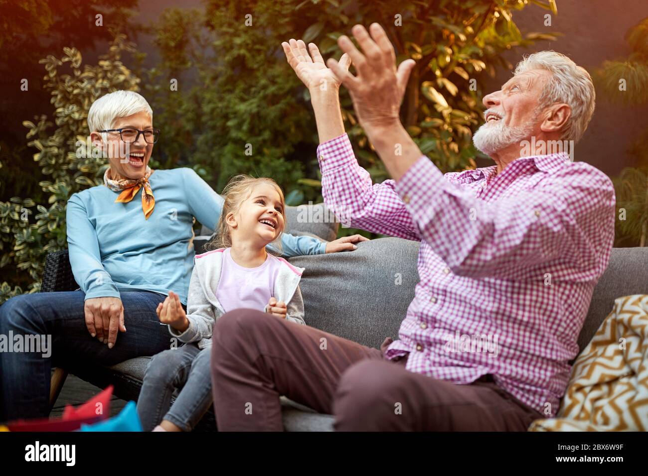 пожилые люди. пожилые люди радуются. фотографии бабушек и дедушек. пожилые люди. счастливая пожилая пара.
