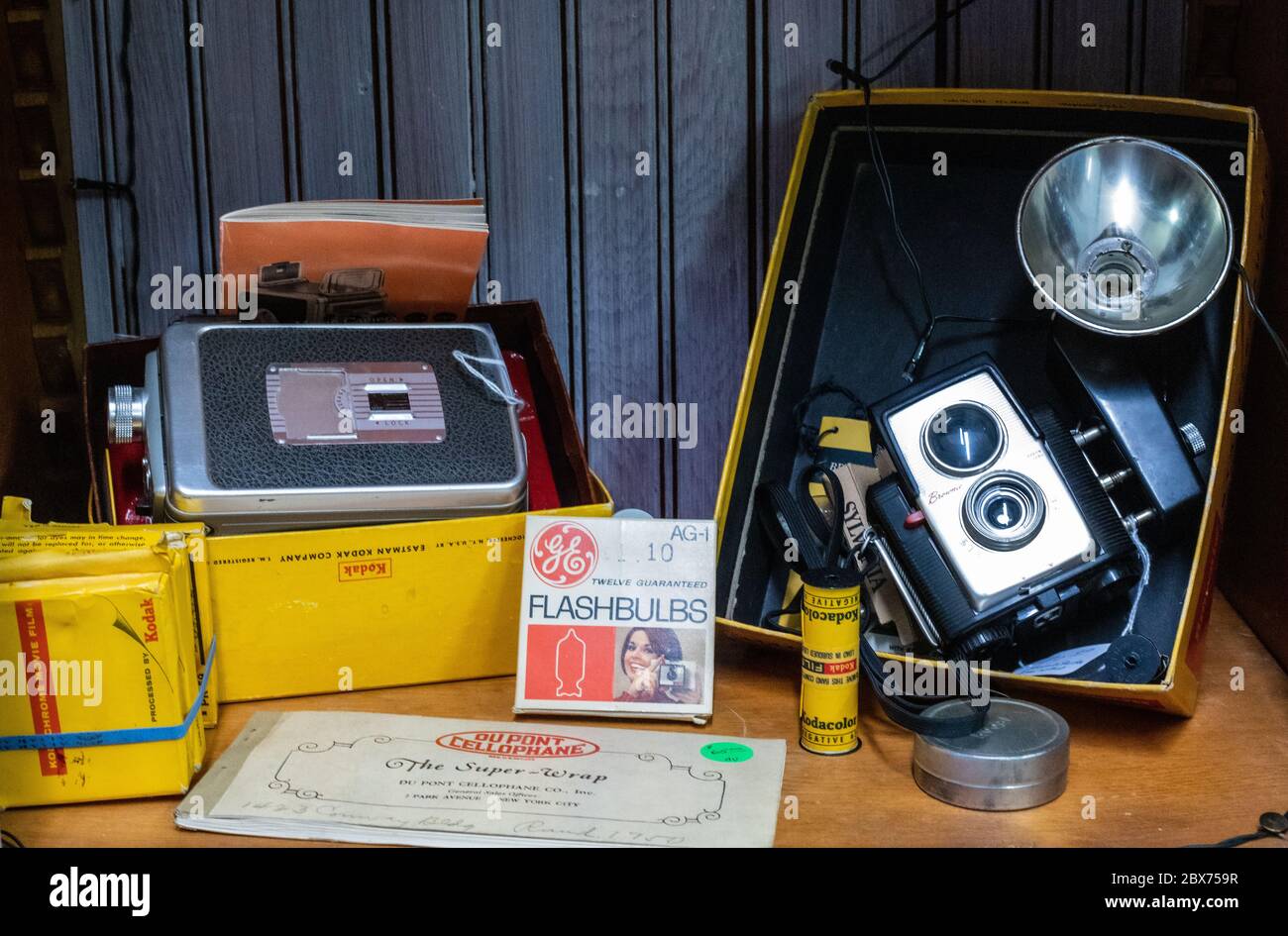 Vintage camera equipment hires stock photography and images Alamy