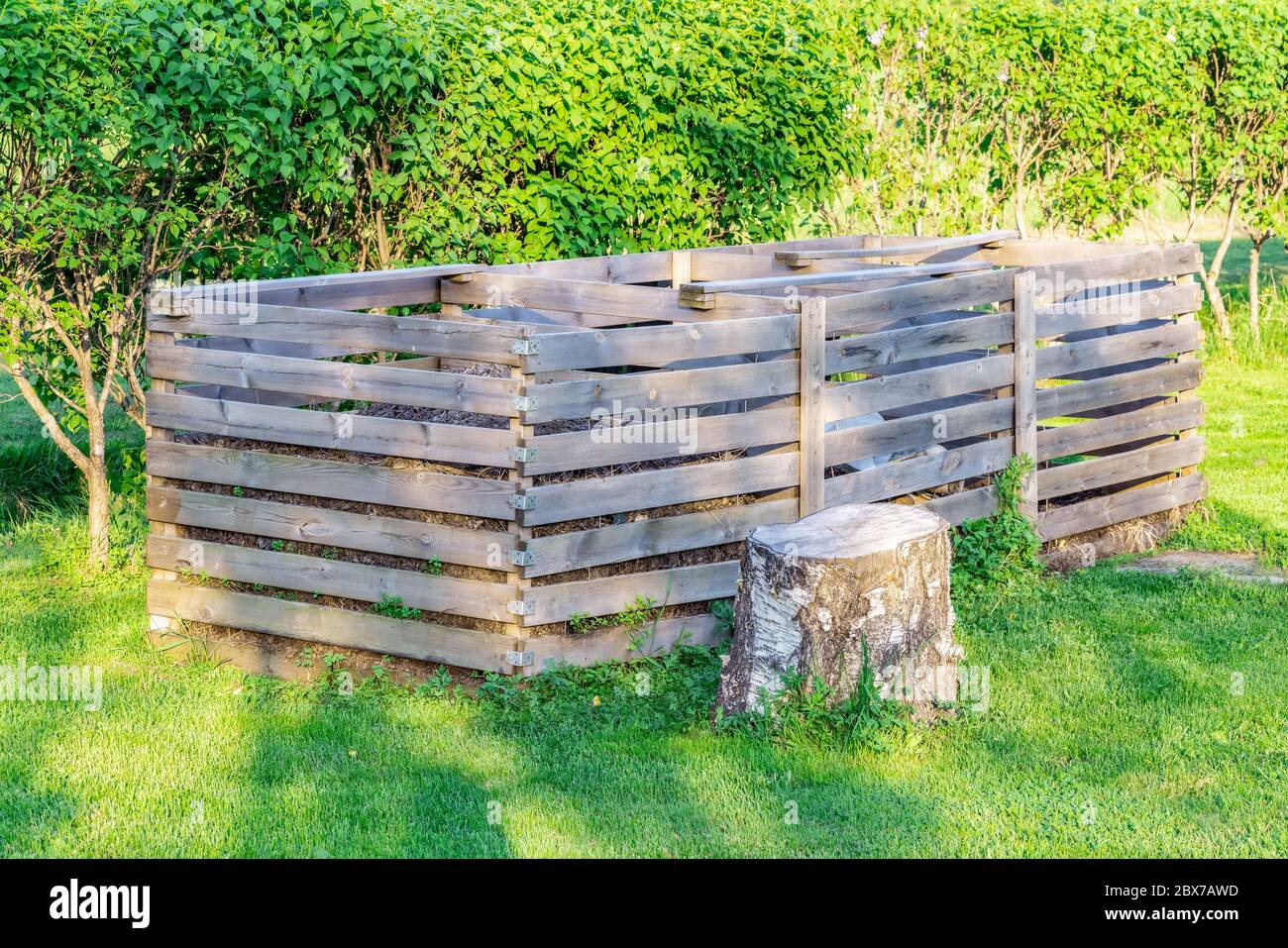 https://c8.alamy.com/comp/2BX7AWD/very-large-three-section-wooden-compost-box-standing-in-the-swedish-garden-at-countryside-for-ecological-composting-of-food-and-garden-waste-organic-2BX7AWD.jpg