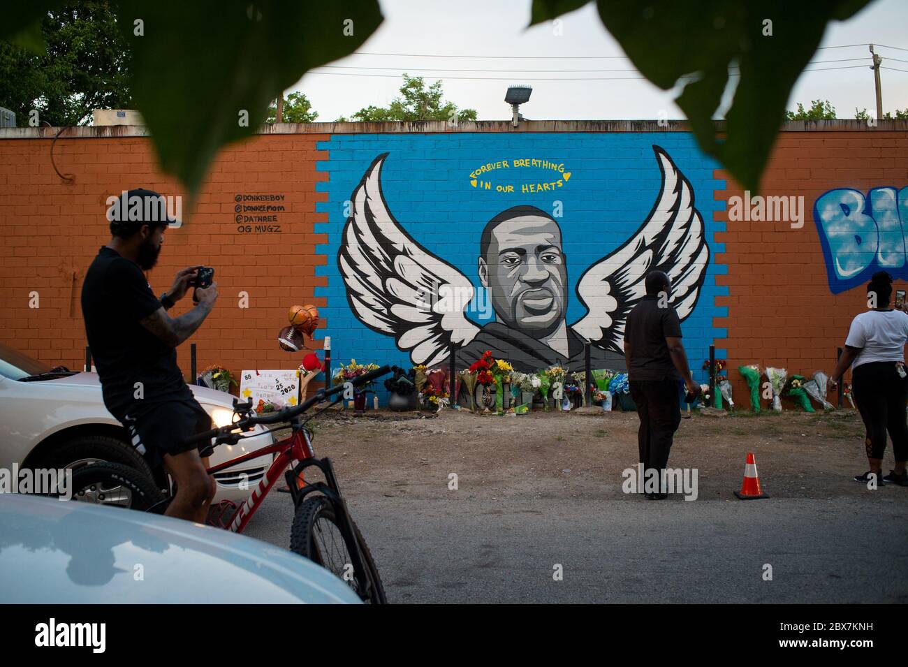 June 4, 2020: People gather at a mural of GEORGE FLOYD Thursday, June 4 2020 at the Scott Food Mart in HoustonÃs Third Ward, where Floyd once lived. Credit: Bahram Mark Sobhani/ZUMA Wire/Alamy Live News Stock Photo