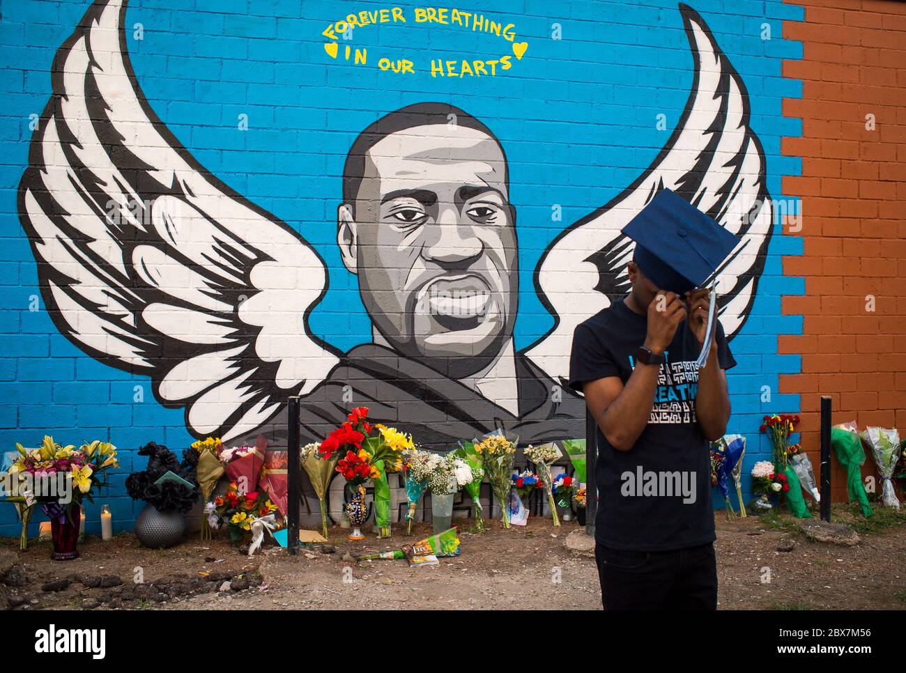 June 4, 2020: JADERRICK JONES adjusts his cap as he poses for his senior portrait in front of a mural of George Floyd Thursday, June 4 2020 at the Scott Food Mart in HoustonÃs Third Ward, where George Floyd once lived. Jones graduated from HoustonÃs Elsik High School. Credit: Bahram Mark Sobhani/ZUMA Wire/Alamy Live News Stock Photo