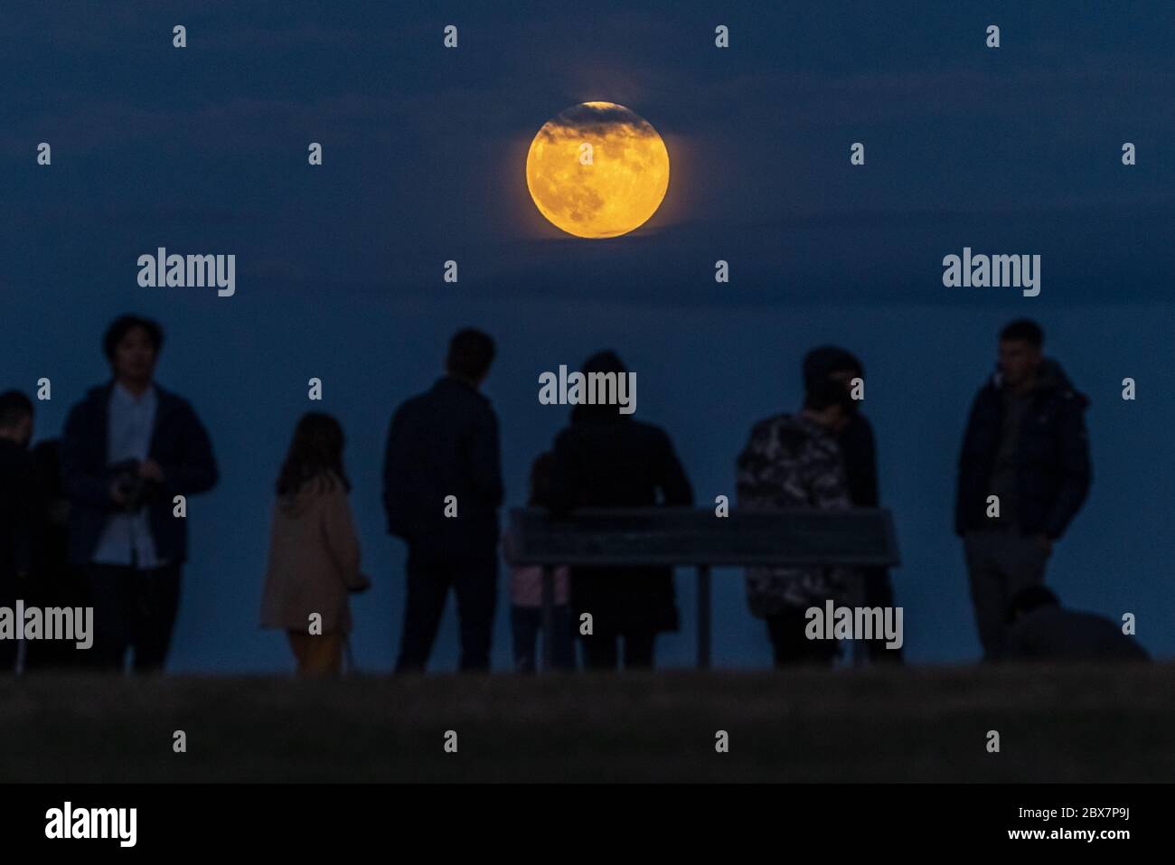 London Uk 5th June 2020 Uk Weather Full Strawberry Moon Rises Over The City Seen From