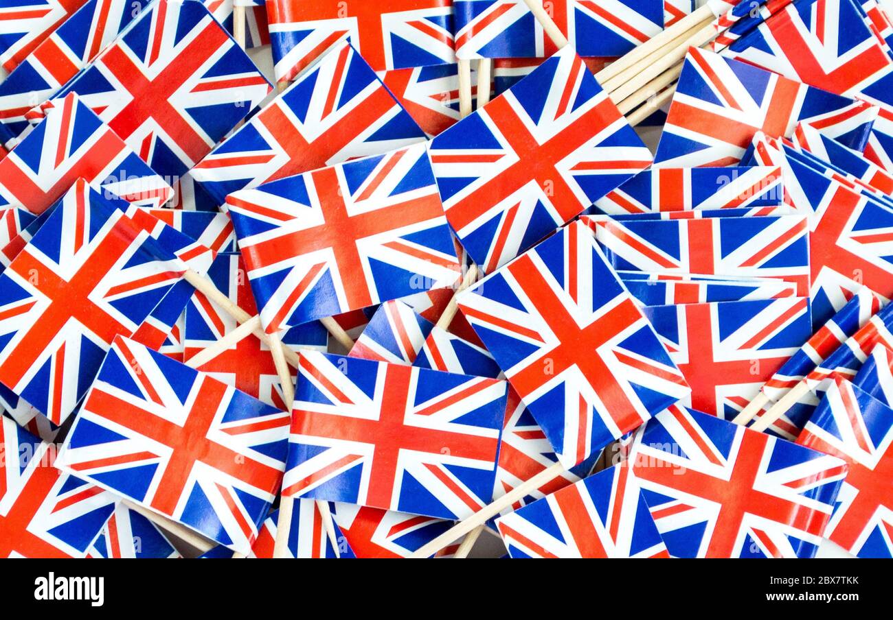 Màu sắc chủ đạo là đỏ, trắng và xanh dương của quốc kỳ Anh đã tạo nên những chiếc lá cờ trang trí đầy phong cách cho ngôi nhà bạn. Họa tiết cờ Anh còn trở thành hình nền điện thoại, máy tính và được sử dụng rộng rãi trong các văn phòng công ty.