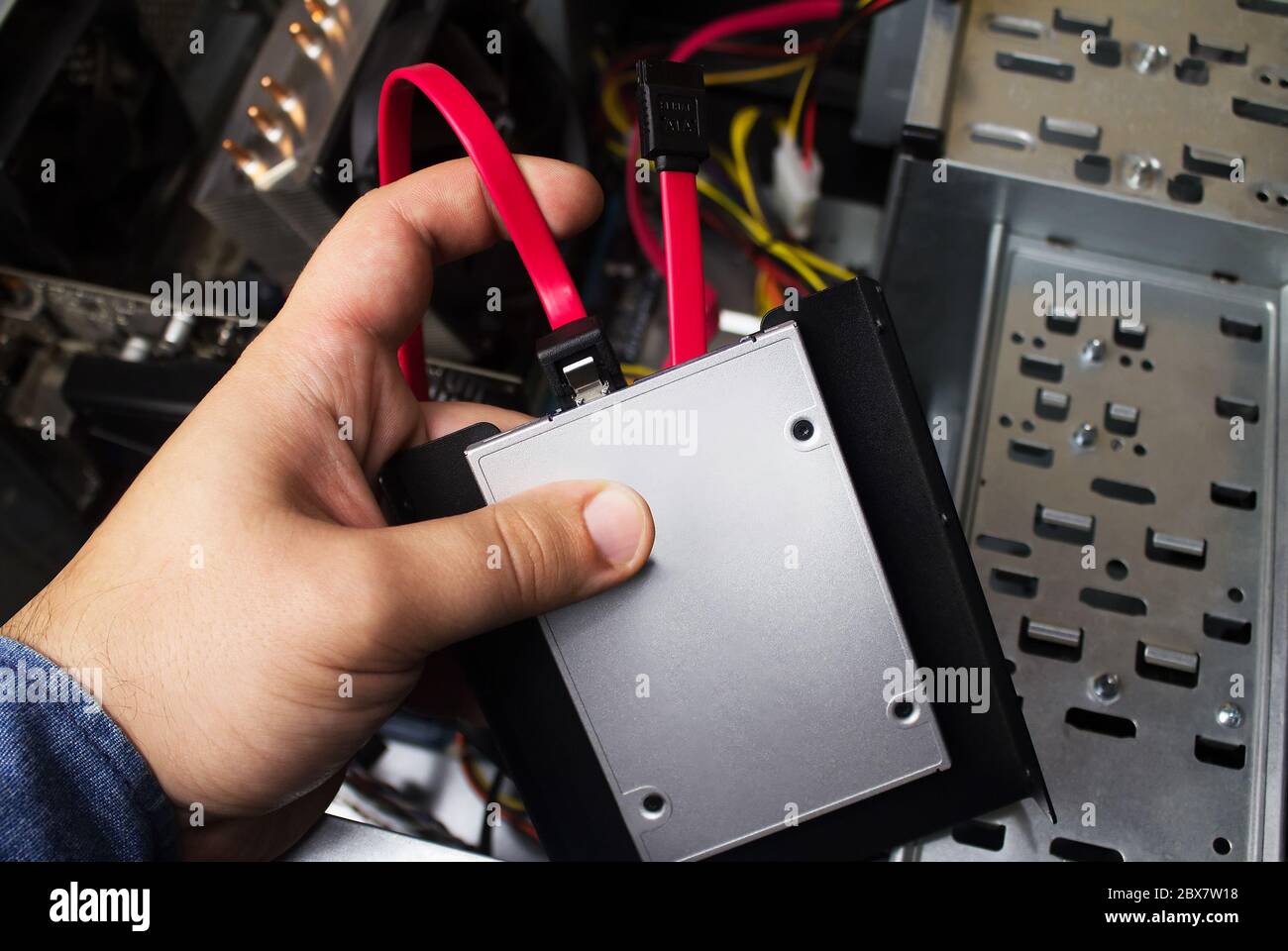 Loaded Ansigt opad dannelse First person view hands connecting SSD drive to a motherboard Stock Photo -  Alamy