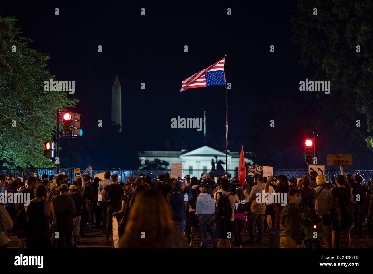 Washington, District of Columbia, USA. 5th June, 2020. A man waves an upside-down US flag within the crowd gathered near the White House on Friday, June 5, 2020, in Washington, District of Columbia. Credit: Sait Serkan Gurbuz/ZUMA Wire/Alamy Live News Stock Photo
