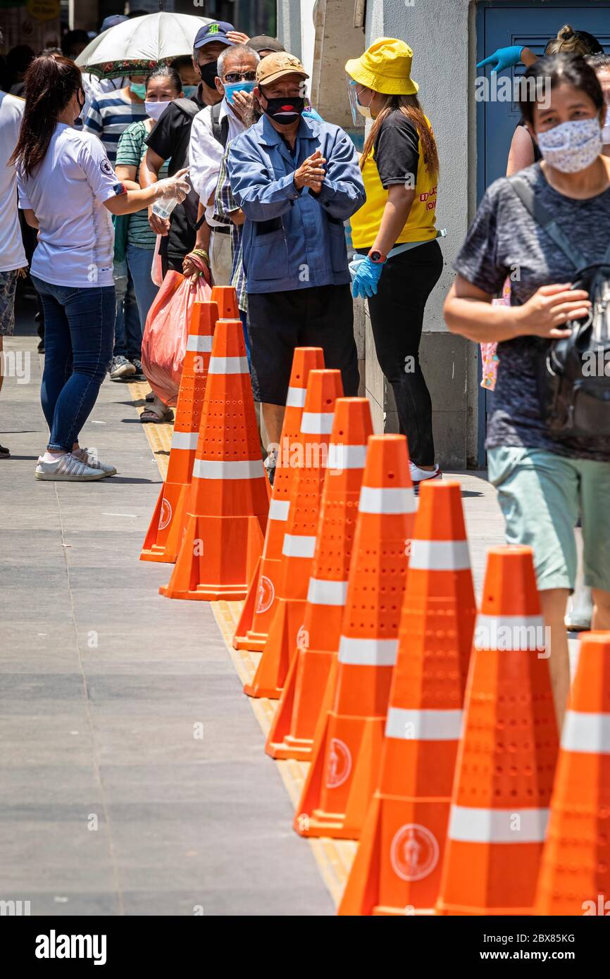 Poor crowd control hi-res stock photography and images - Alamy