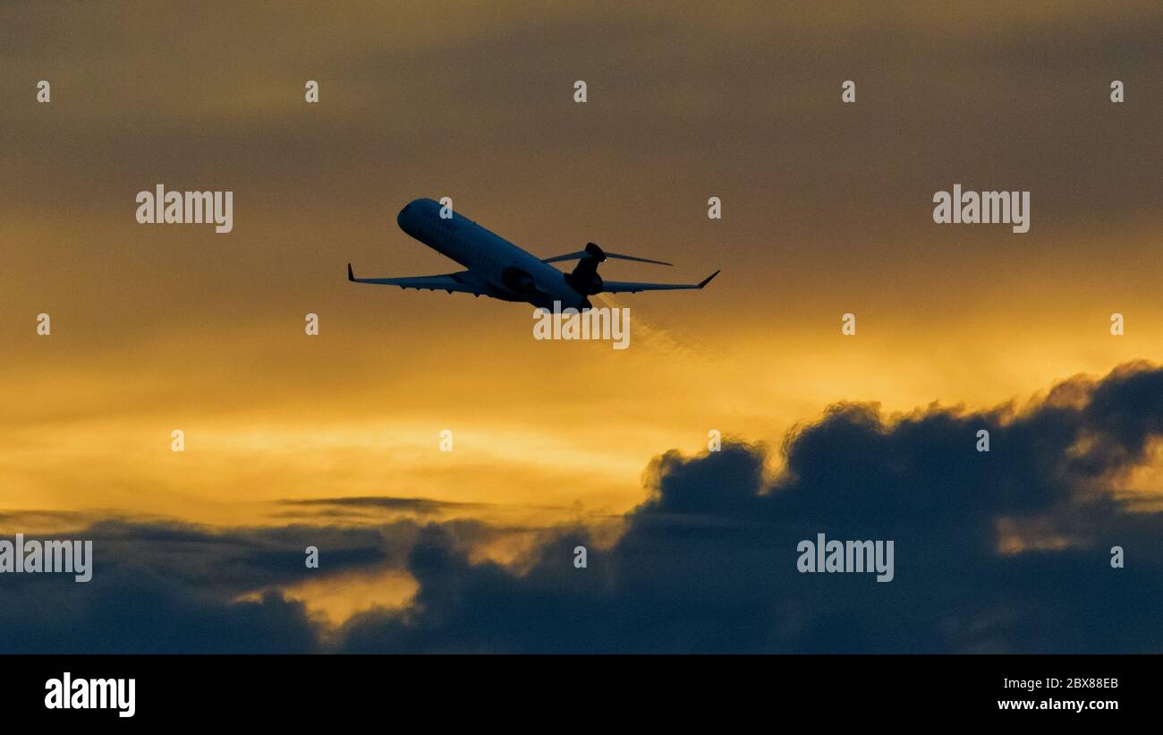 Air canada bombardier crj900 hi-res stock photography and images - Alamy