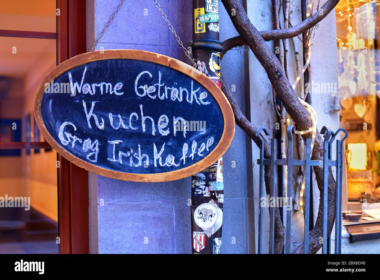 Chalkboard in front of a restaurant in Düsseldorf Old Town, saying 'Warme Getränke' (hot beverages), 'Kuchen' (cake), 'Grog' and 'Irish Coffee'. Stock Photo