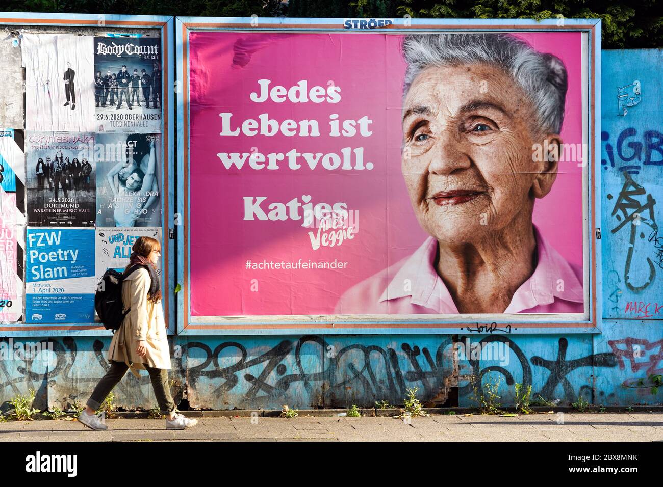 Dortmund, 6.6.2020: 'Jedes Leben ist wertvoll', Plakat des Süsswarenherstellers Katjes mit einer Anspielung auf die Black-Lives-Matters-Bewegung in den USA richtet sich in der Coronakrise an die Beachtung älterer Mitbürger. Stock Photo