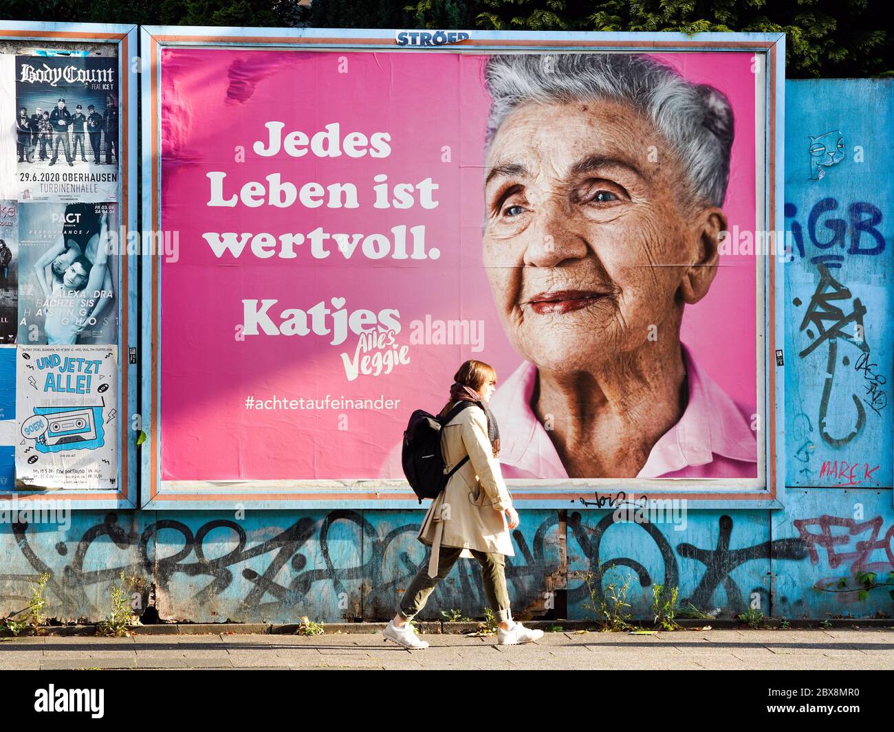 Dortmund, 6.6.2020: 'Jedes Leben ist wertvoll', Plakat des Süsswarenherstellers Katjes mit einer Anspielung auf die Black-Lives-Matters-Bewegung in den USA richtet sich in der Coronakrise an die Beachtung älterer Mitbürger. Stock Photo
