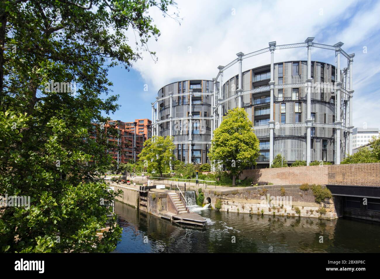 UK, London, St Pancras Lock, Regent's Canal. The 2019/2020 Gasholder Park development in Kings Cross by Bell Phillips, WilkinsonEyre & Jonathan Tuckey Stock Photo