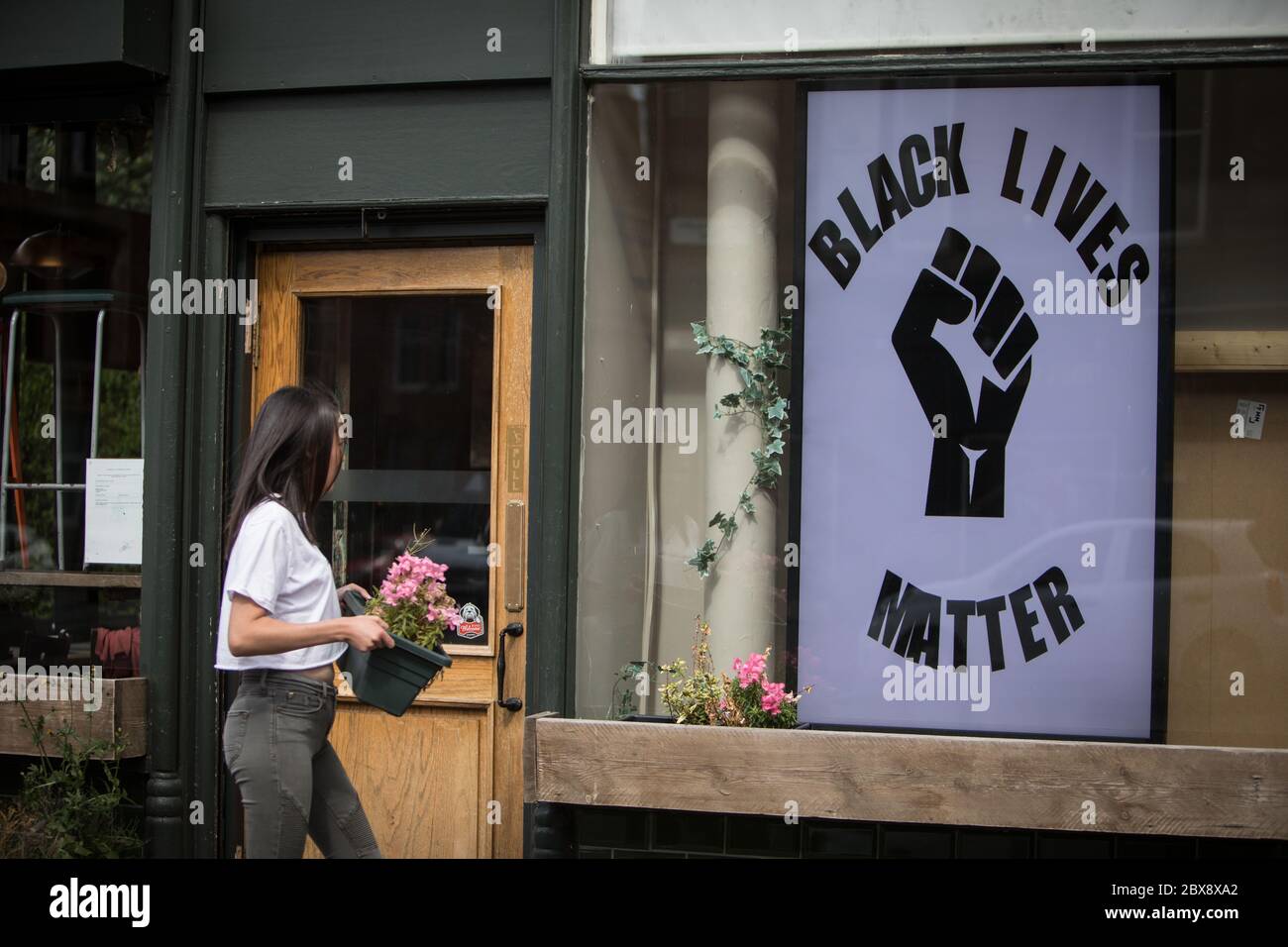 Glasgow, UK, 6th June 2020. 'Black Lives Matter' sign displayed on exterior of the Stag and Thistle bar and restaurant in the Strathbungo district, as they prepare to open for the first time to serve drinks and food as take-away. In Glasgow, Scotland, on 6 June 2020. Photo credit: Jeremy Sutton-Hibbert/Alamy Live News. Stock Photo