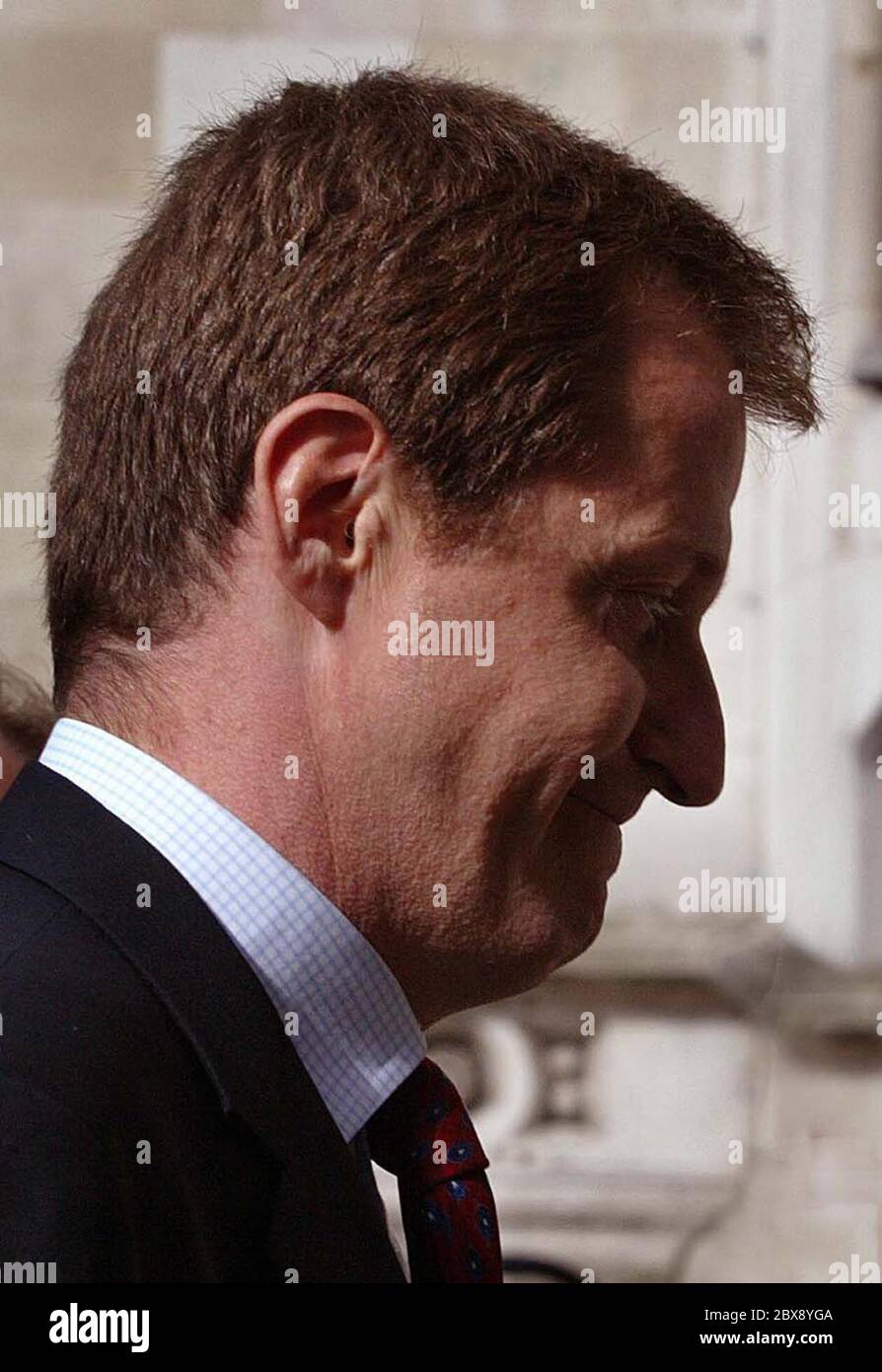 Alistair Campbell, Director of Communications to Britain's Prime Minister Tony Blair, arrives at the Royal Courts of Justice to give evidence to the Hutton Inquiry into the death of government weapons expert Dr David Kelly, in London, August 19, 2003. A potentially explosive inquiry into the suicide of British scientist Kelly will quiz Blair's right-hand man Campbell on Tuesday about the case made for war in Iraq and the scientist's death. Picture : James Boardman Press Photography. Stock Photo