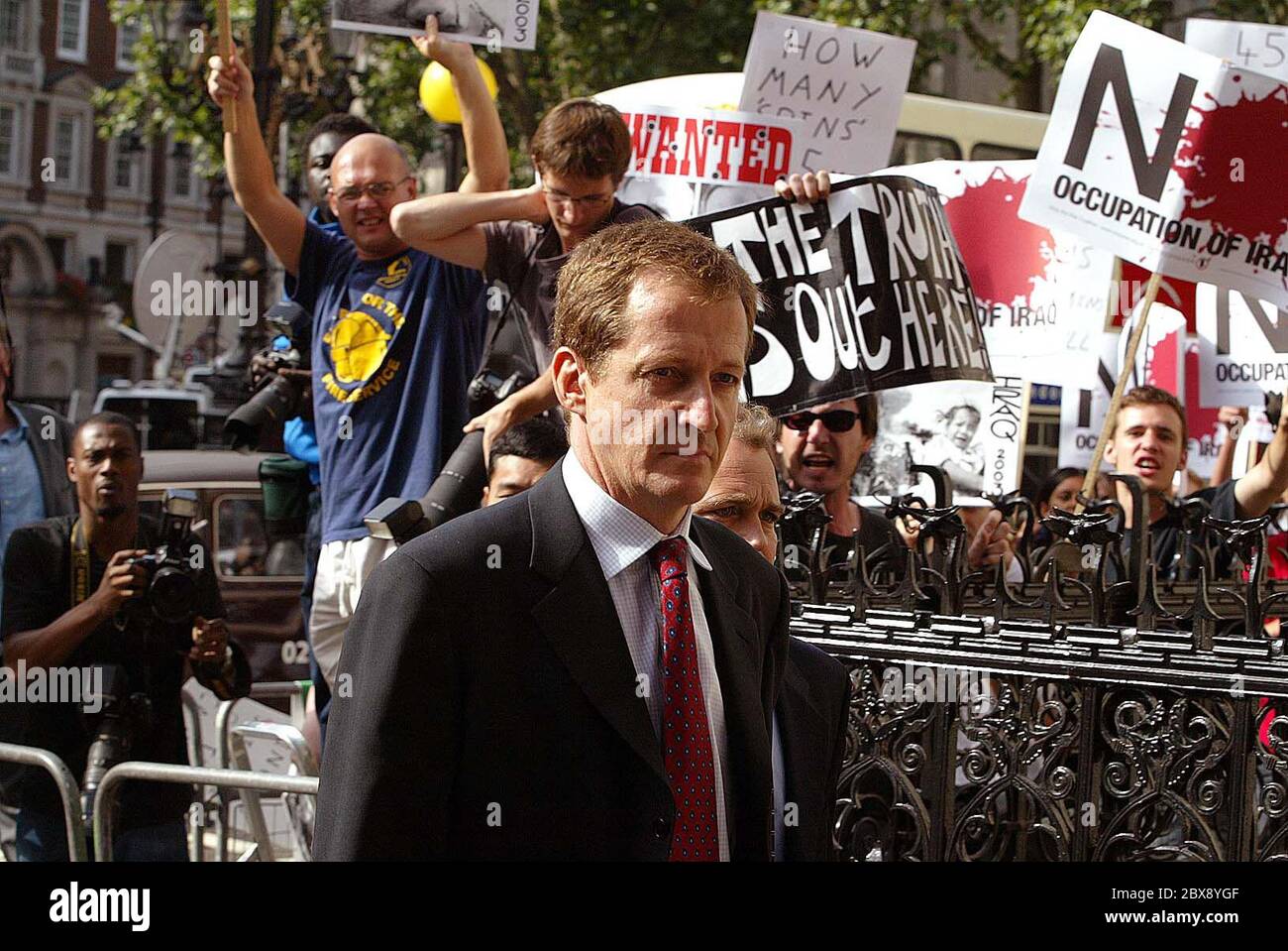 Alistair Campbell, Director of Communications to Britain's Prime Minister Tony Blair, arrives at the Royal Courts of Justice to give evidence to the Hutton Inquiry into the death of government weapons expert Dr David Kelly, in London, August 19, 2003. A potentially explosive inquiry into the suicide of British scientist Kelly will quiz Blair's right-hand man Campbell on Tuesday about the case made for war in Iraq and the scientist's death. Picture : James Boardman Press Photography. Stock Photo