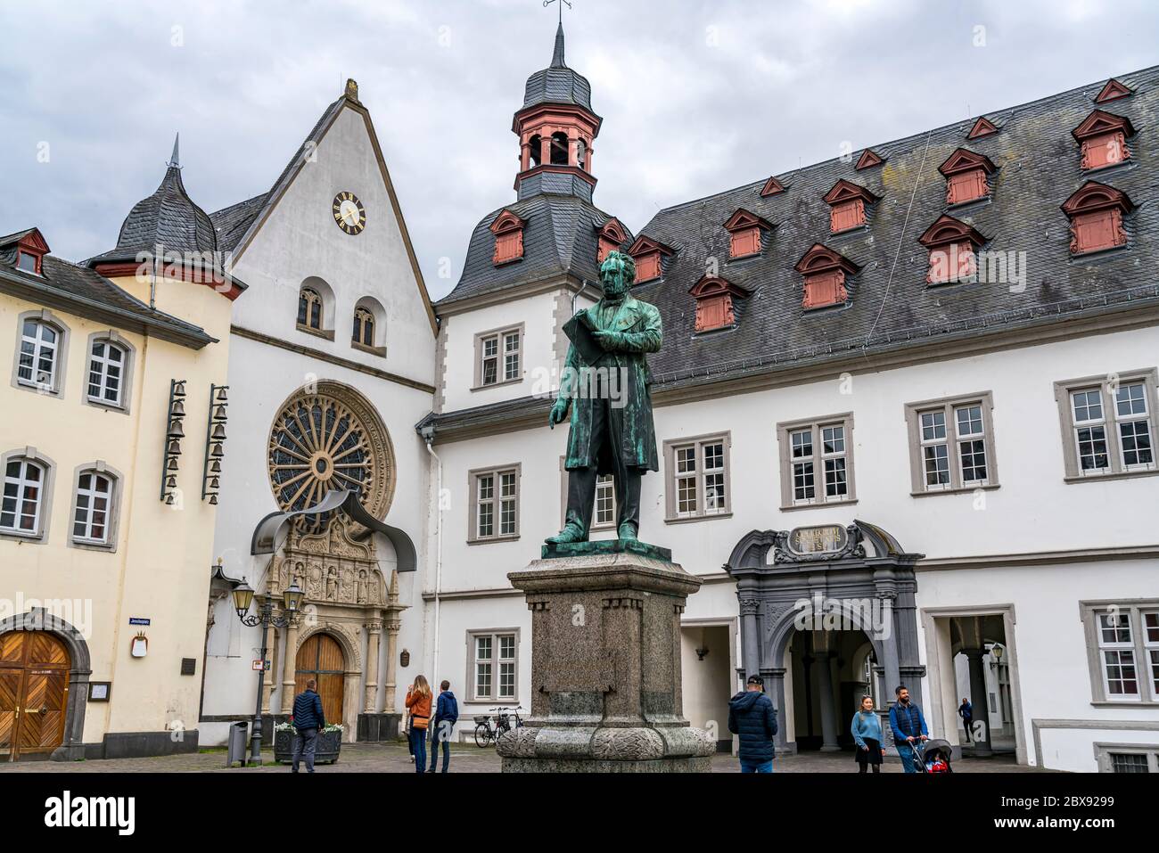 Das Johannes-Müller-Denkmal auf dem Jesuitenplatzes vor dem Rathaus der Stadt Koblenz, Rheinland-Pfalz, Deutschland  |  The Johannes Müller Monument a Stock Photo