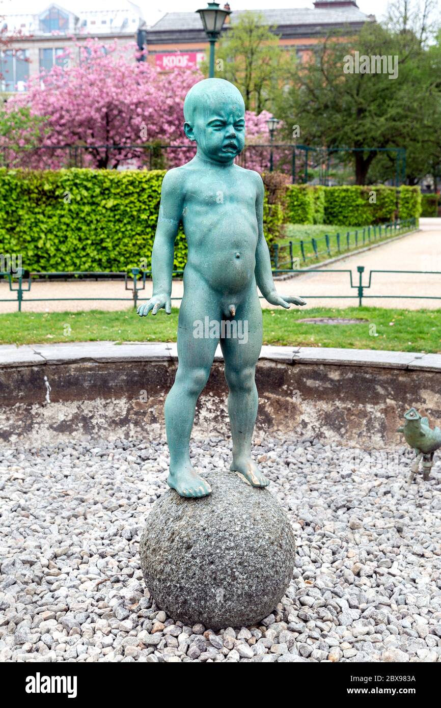 Grinegutten (Crying Boy) sculpture by Sofus Madsen by Smålungeren in Bergen, Norway Stock Photo