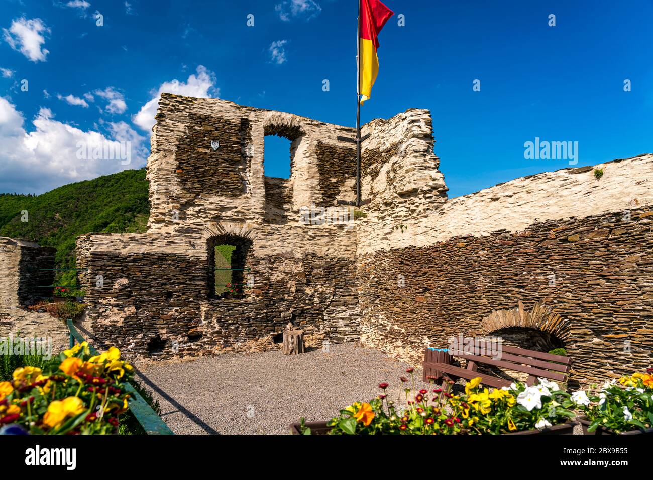 Ruine der Burg Metternich in Beilstein, Rheinland-Pfalz, Deutschland  | Metternich Castle ruin in Beilstein, Rhineland-Palatinate, Germany Stock Photo