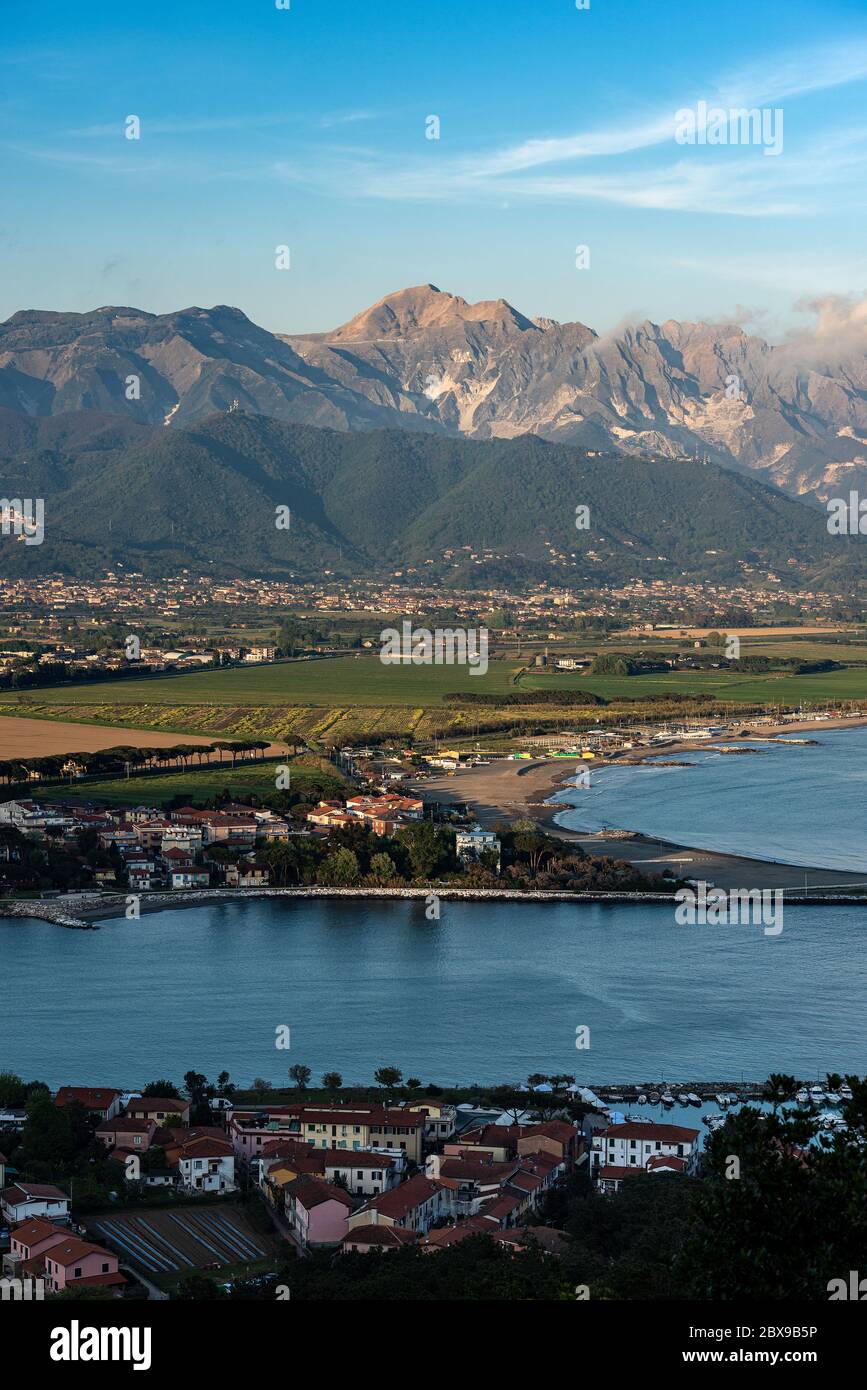 Versilia coast with the river Magra, Bocca di Magra village, Mediterranean  sea, the Apennines and the Apuan Alps. Tuscany, Liguria, Italy, Europe  Stock Photo - Alamy