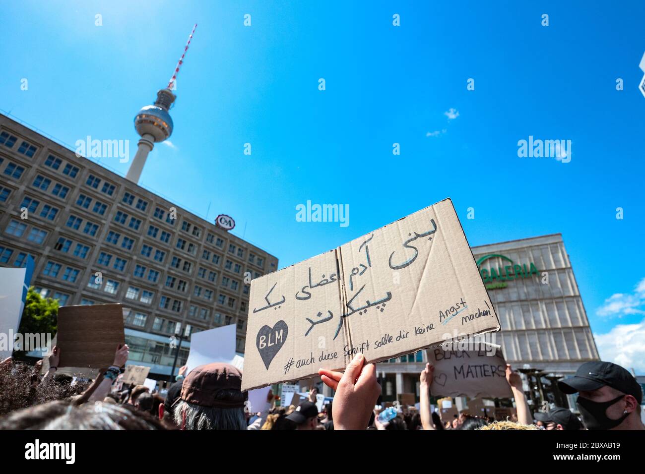 Sign in Arabic script and 'auch diese Schrift sollte dir keine Angst machen' (german: this script shouldn't scare you either) at a BLM protest. Stock Photo