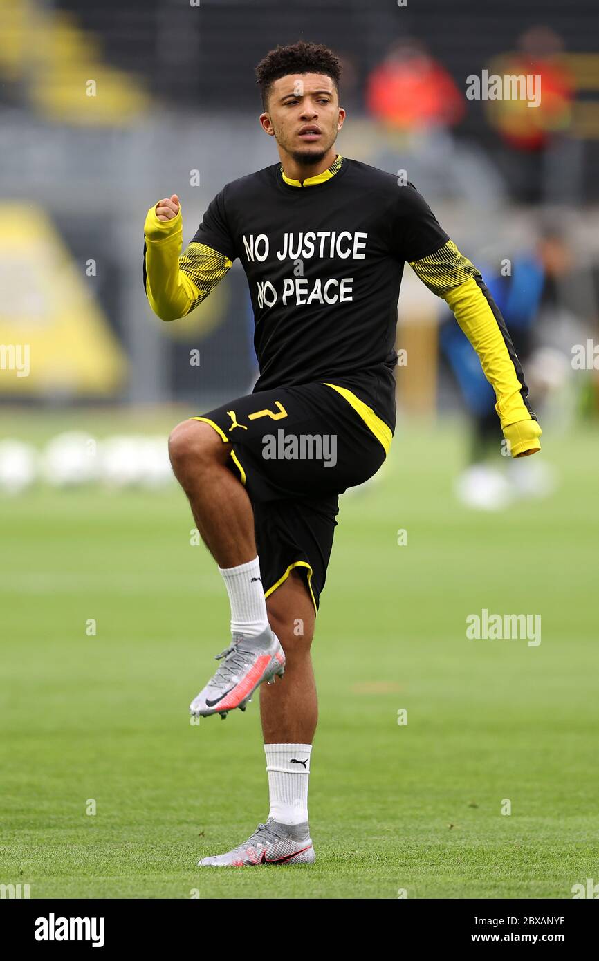 Jadon Sancho of Borussia Dortmund wears T-Shirt with the inscription '' No  Justice, No Peace '' in response to the death of George Floyd, who died in  Minneapolis police custody Stock Photo -