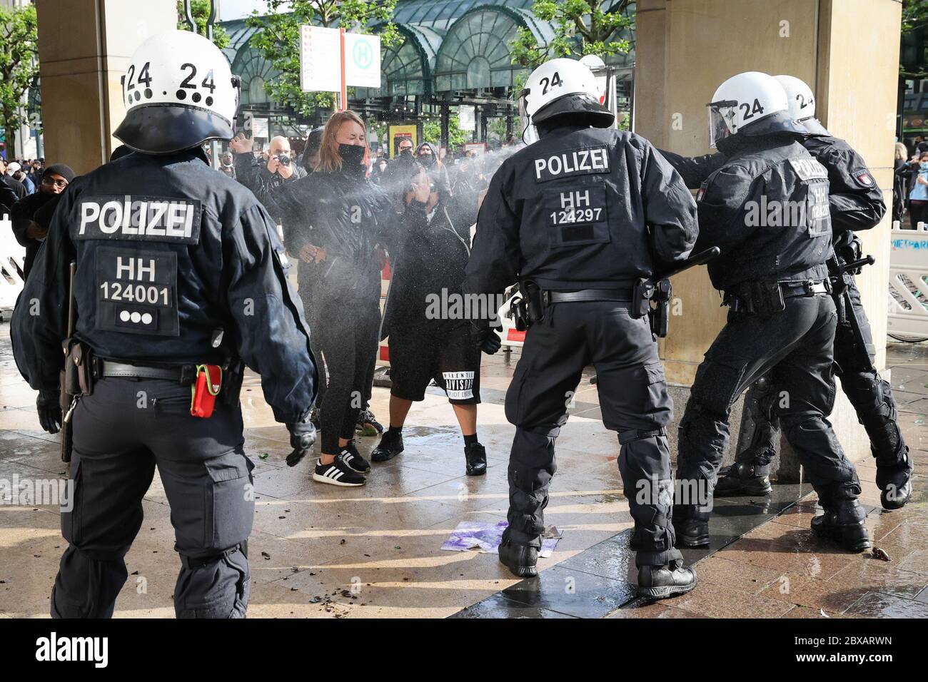 Hamburg, Germany. 06th June, 2020. Police forces spray stimulants to drive back participants in a disbanded demonstration. Following a peaceful rally against racism in downtown Hamburg, clashes broke out between a group of demonstrators and police. Instead of the announced 500 participants, several 1000 demonstrators took part in the rally, according to police. The trigger was the violent death of US-American George Floyd during a police operation in Minneapolis. Credit: Christian Charisius/dpa/Alamy Live News Stock Photo